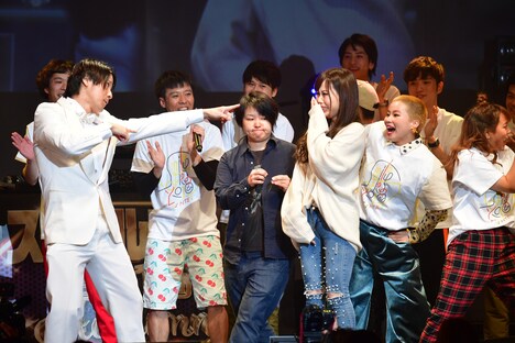 フラッシュモブを繰り広げ、ステージ上に彼女を迎えたスマイル瀬戸。