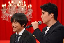 左からバカリズム、福山雅治。