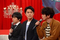 左からバカリズム、福山雅治、ユースケ・サンタマリア。