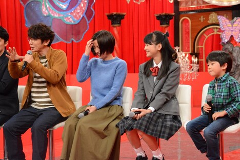 左からユースケ・サンタマリア、尾野真千子、関谷瑠紀、鳥越壮真。