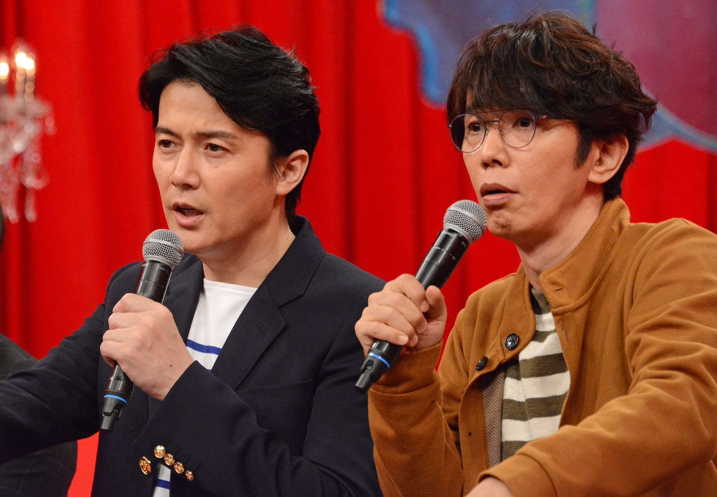 左から福山雅治、ユースケ・サンタマリア。