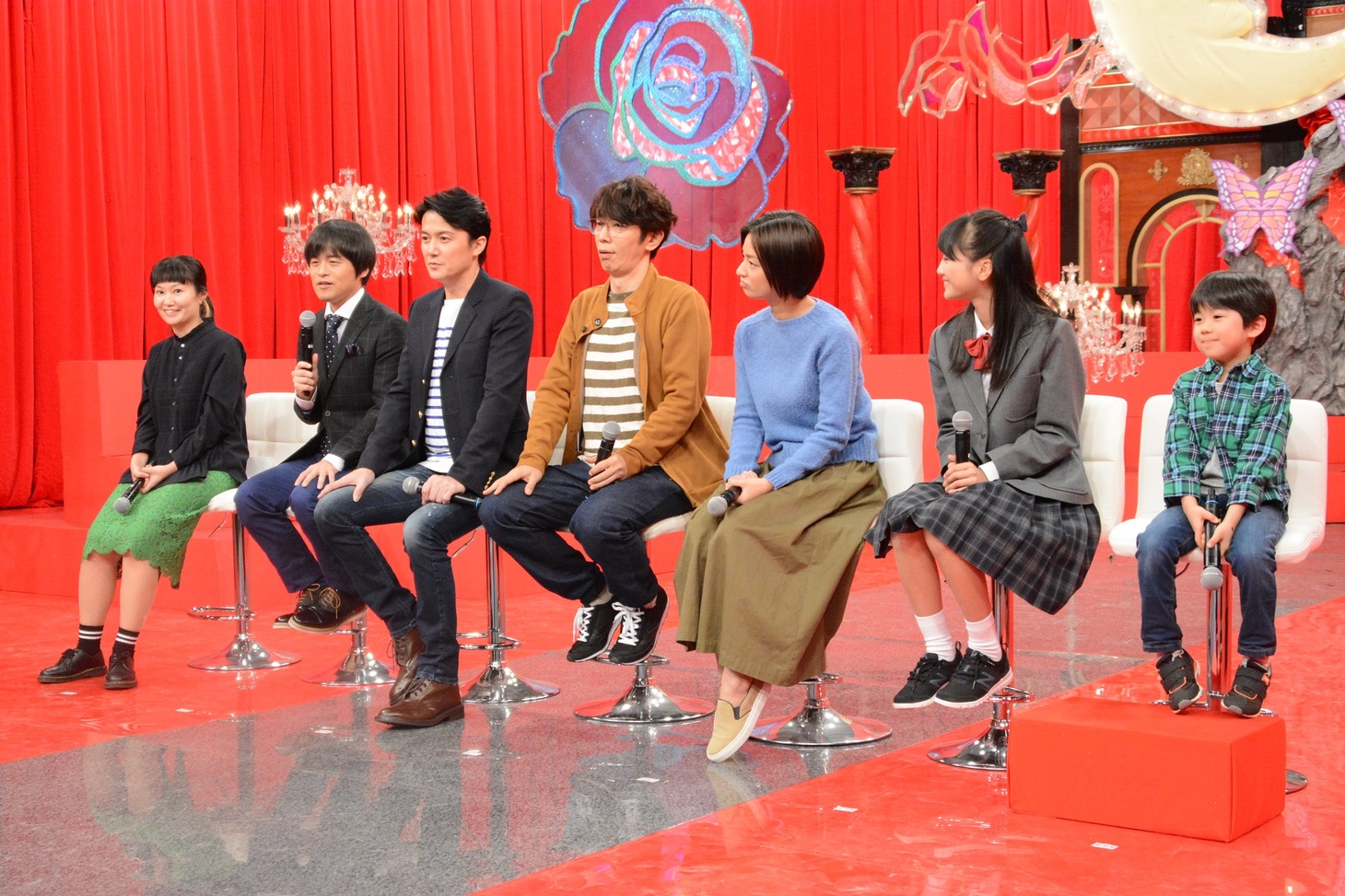 左から小田玲奈プロデューサー、バカリズム、福山雅治、ユースケ・サンタマリア、鳥越壮真、関谷瑠紀、尾野真千子。