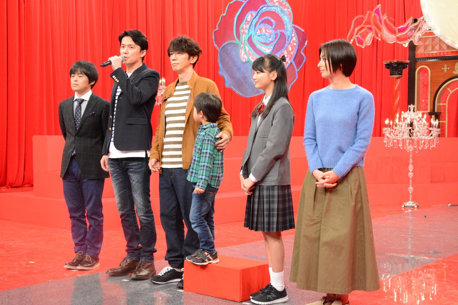 「生田家の朝」製作発表会見の様子。左からバカリズム、福山雅治、ユースケ・サンタマリア、鳥越壮真、関谷瑠紀、尾野真千子。