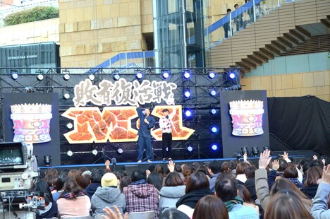 しゃかりきが前説と中説で会場を温めた。