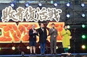 「M-1グランプリ2018」敗者復活戦のテレビ中継に出演したトレンディエンジェル、陣内智則、ホラン千秋（左から）。
