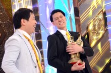 生放送終了直後のフォトセッションで、優勝を噛みしめる霜降り明星。