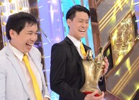 生放送終了直後のフォトセッション中の霜降り明星。