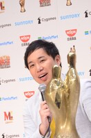 記者会見で喜びを語るせいや。