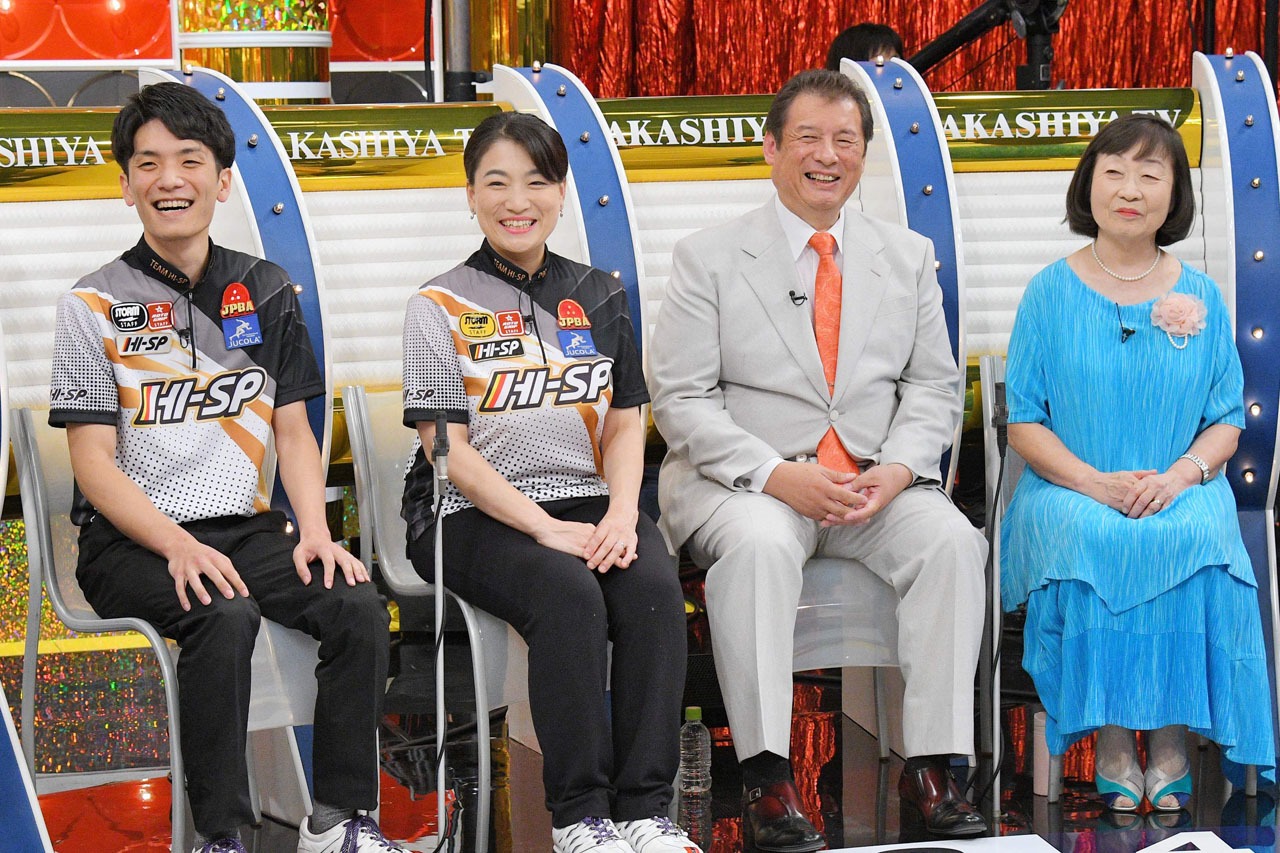 プロボウラー師弟夫婦と、元生徒と高校の先生の大関夫婦。(c)MBS