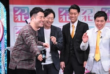 ジャルジャルと電話中継で会話する和牛、霜降り明星。