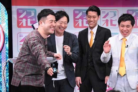 ジャルジャルと電話中継で会話する和牛、霜降り明星。