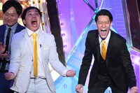 優勝が決まり、喜びを爆発させる霜降り明星。