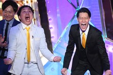 優勝が決まり、喜びを爆発させる霜降り明星。