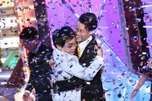 優勝が決まり抱き合う霜降り明星。