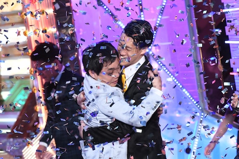 優勝が決まり抱き合う霜降り明星。
