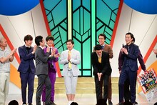 芸人仲間からの祝福を受ける霜降り明星。