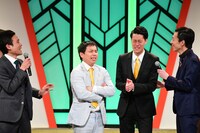 涙をこらえきれない霜降り明星。