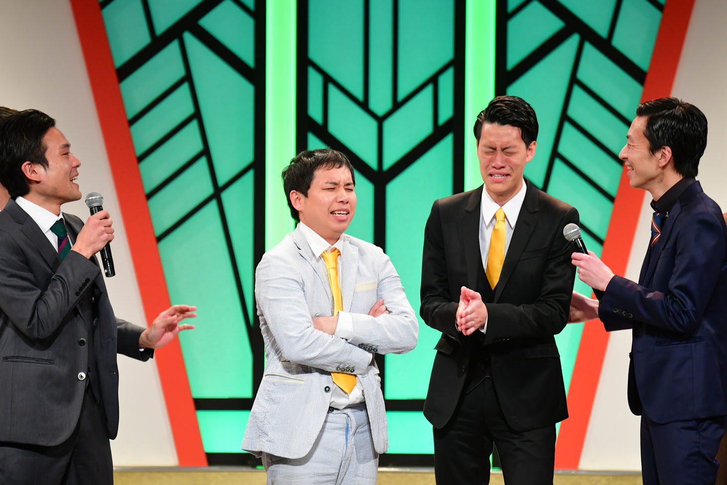 涙をこらえきれない霜降り明星。