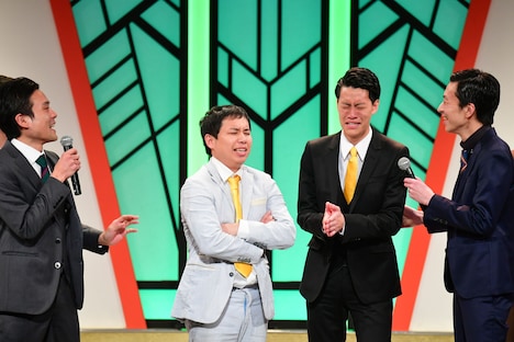 涙をこらえきれない霜降り明星。