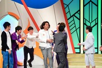 舞台上に引っ張り出される見取り図・盛山。