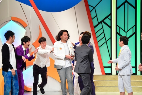 舞台上に引っ張り出される見取り図・盛山。