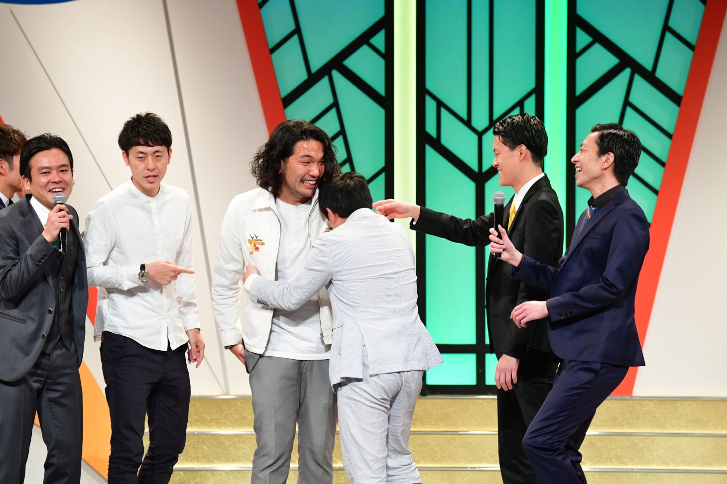 改めて「M-1グランプリ2018」での健闘を称え合う見取り図・盛山と霜降り明星。