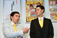 囲み取材に応じた霜降り明星。