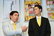 囲み取材に応じた霜降り明星。