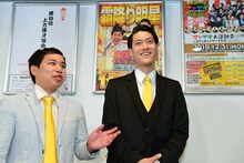 囲み取材に応じた霜降り明星。