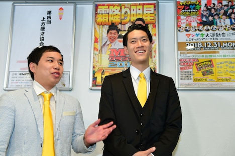 囲み取材に応じた霜降り明星。