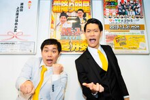 囲み取材に応じた霜降り明星。