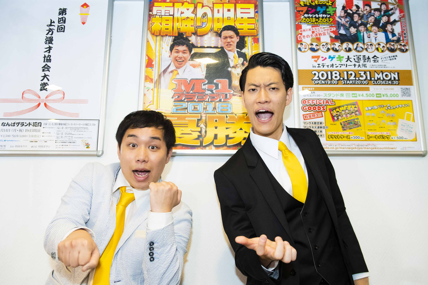 囲み取材に応じた霜降り明星。