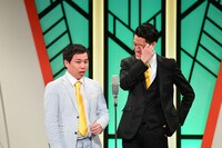 涙をぬぐう霜降り明星・粗品（右）。