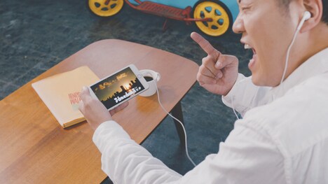 スマホアプリ「カラオケ@DAM for スマホ」のWebCMのワンシーン。