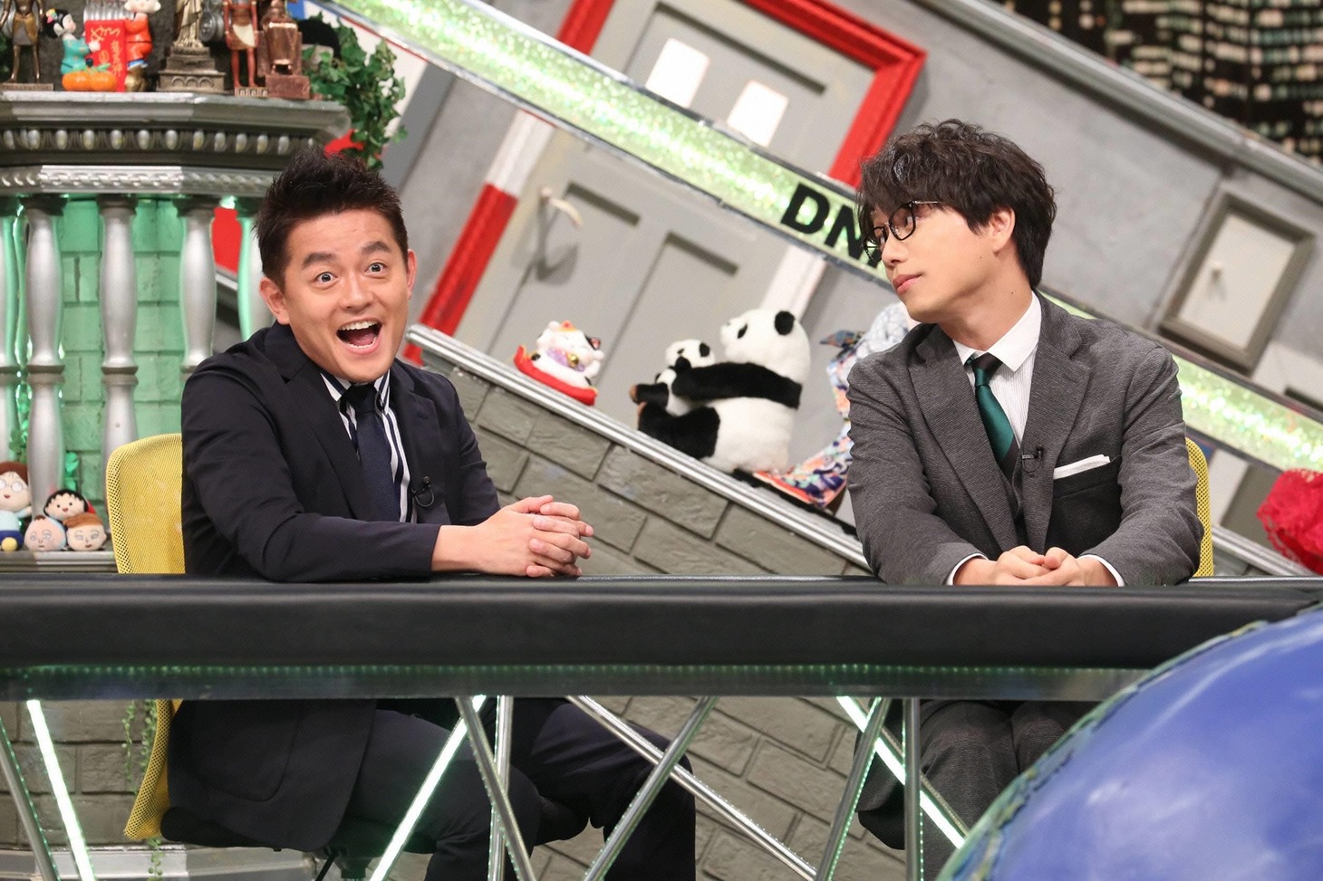 （左から）スピードワゴン井戸田、山崎育三郎。(c)フジテレビ