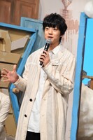 「LIFE!」の衣裳に喜ぶ伊藤健太郎。