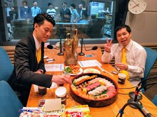 霜降り明星。ケータリングの寿司を味わう。(c)ABCラジオ