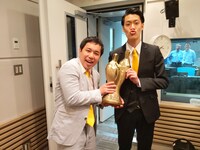 スタジオに優勝トロフィーを持ち帰ってきた霜降り明星。(c)ABCラジオ