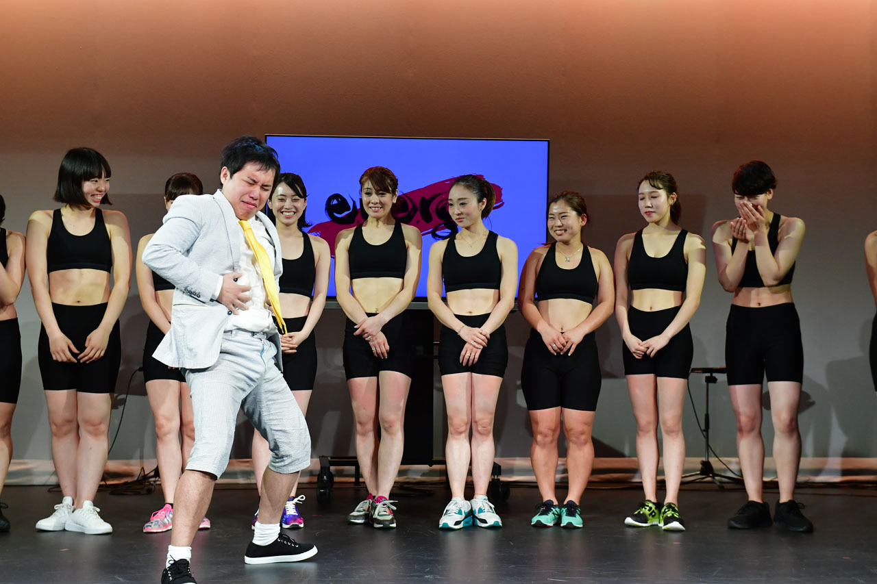 タップに苦戦する霜降り明星せいや。