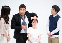 メイクを実演するHARUKI。