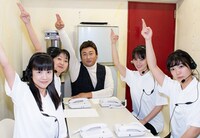 「HARUKI INDEPENDENT JINGU-MAE」の商品を販売するオペレーションスタッフとHARUKI。