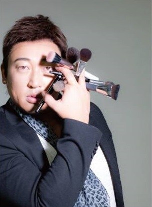 「美の中心は眉間にある」秋山がメーキャップアーティスト・HARUKIに