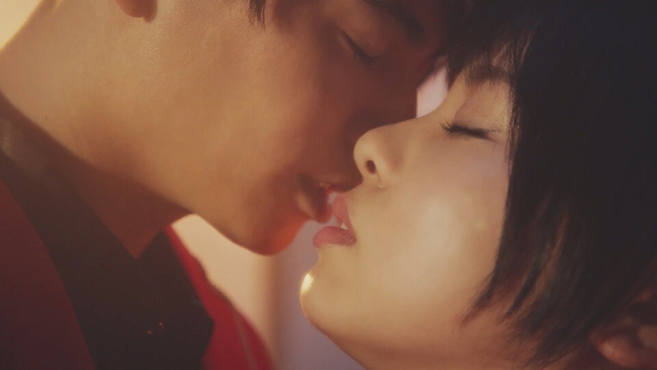 「君の唇を離さない」MVのワンシーン。