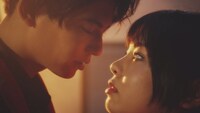 「君の唇を離さない」MVのワンシーン。