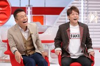 左からくりぃむしちゅー上田、陣内智則。(c)日本テレビ