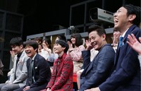 ネタを鑑賞するMC陣。