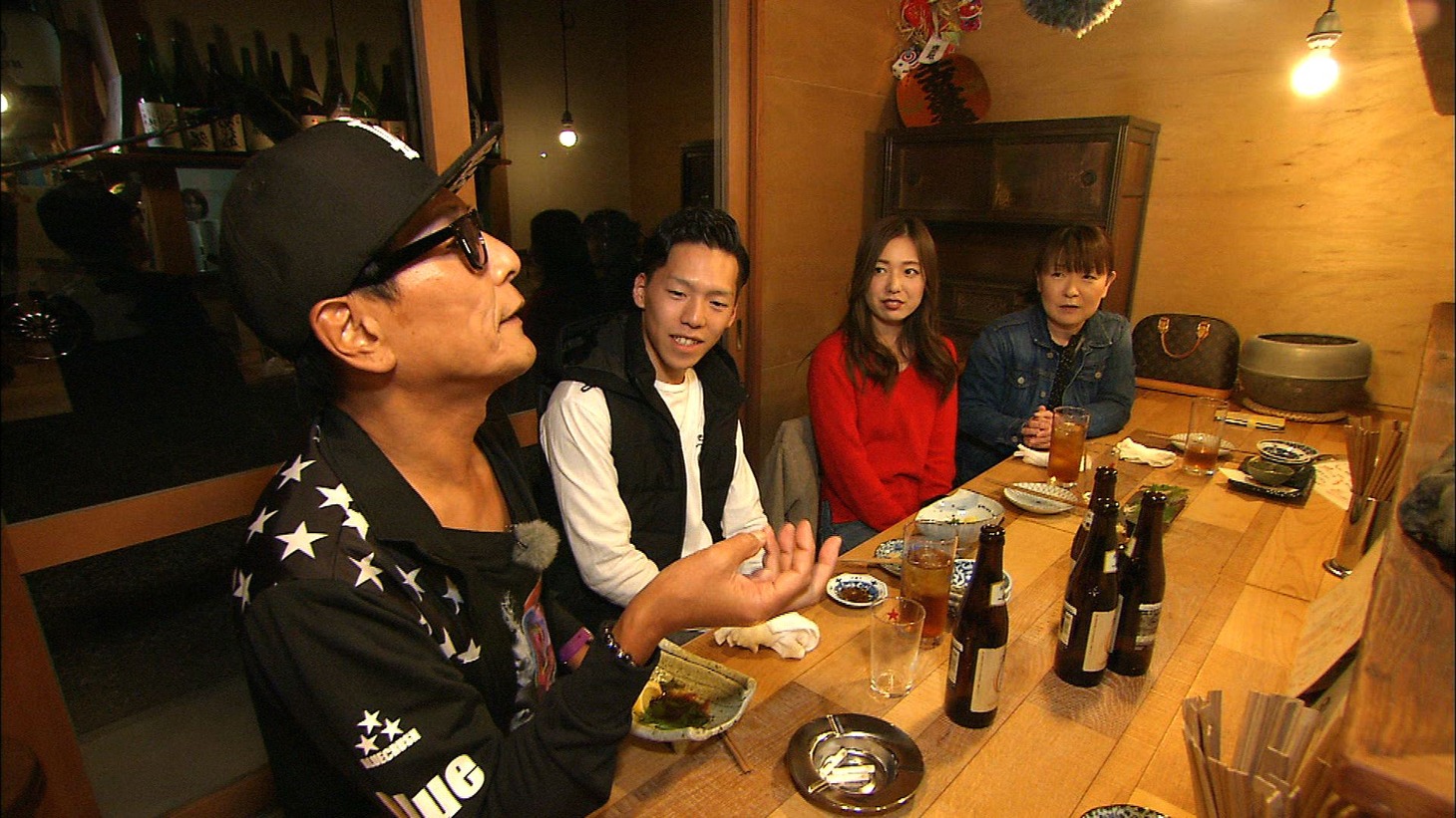 相席する加藤鷹（左端）。(c)ABC