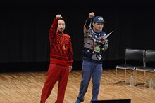 タイトルコールをする千鳥。