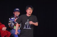 仰々しく登場する犬の心・押見。