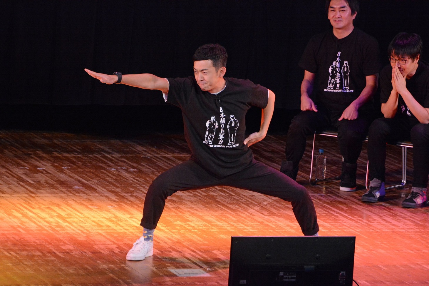 ポーズを決める天津・木村。